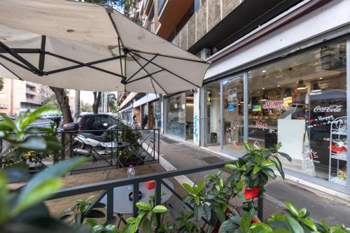 ein Regenschirm, der vor einem Geschäft steht in der Unterkunft L'Imperiale RomaTrastevere in Rom
