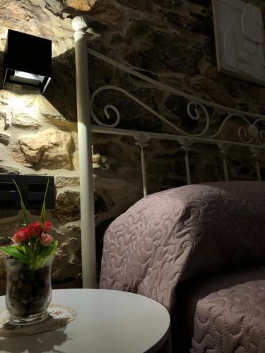 a table with a chair and a vase with flowers at A Caseta, en plena Costa da Morte in A Coruña