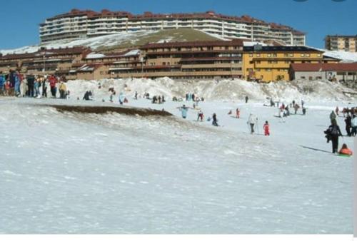 un gruppo di persone su una spiaggia nella neve di Residence Le Verande a Roccamandolfi