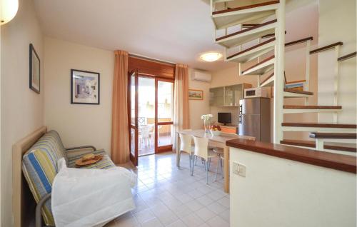 eine Küche und ein Wohnzimmer mit einer Wendeltreppe in der Unterkunft Villaggio Selene in Bibione