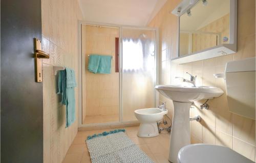 ein Bad mit einem Waschbecken, einem WC und einer Dusche in der Unterkunft Villaggio Selene in Bibione