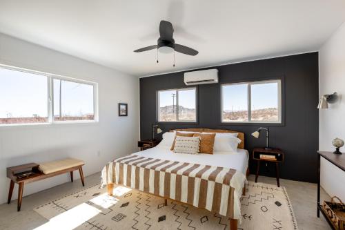 - une chambre avec un lit et un ventilateur de plafond dans l'établissement Views, Hot Tub, Fire Pit, 3 Acres, à Sunfair Heights