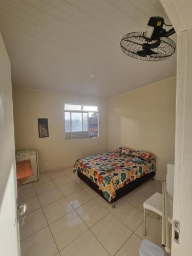 Loft's Rio في أراكاجو: غرفة نوم بسرير ومروحة سقف
