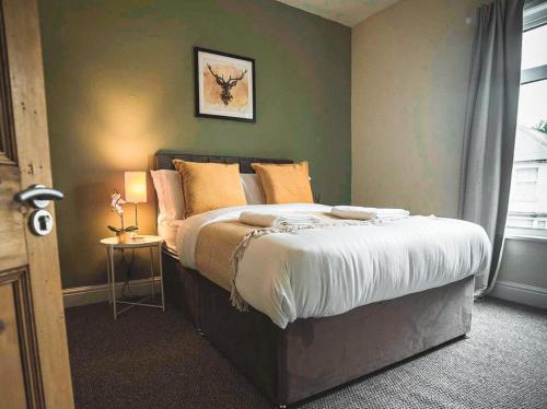 En eller flere senge i et værelse på DIGS Cosy stay Coventry City Centre sleeps5 with FREE parking