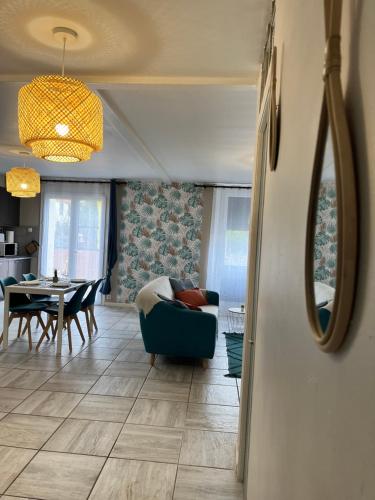 - un salon avec un canapé bleu et une table dans l'établissement Le cosy en cœur de ville, à Prades