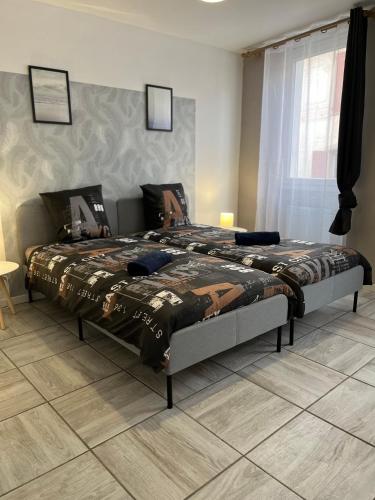 une chambre avec deux lits dans une pièce dans l'établissement Le cosy en cœur de ville, à Prades