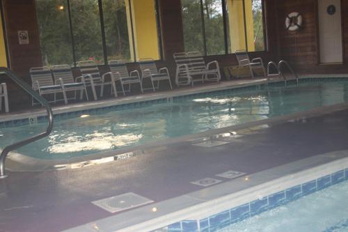 Πισίνα στο ή κοντά στο Golden Manor Inn & Suites