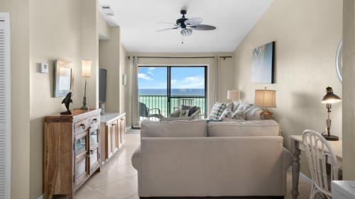 Beachside Condo 11 في شاطئ سانتا روزا: غرفة معيشة بها أريكة وطاولة