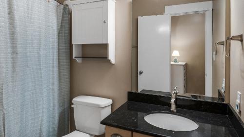 Beachside Condo 14 في شاطئ سانتا روزا: حمام مزود بمرحاض ومغسلة ومرآة