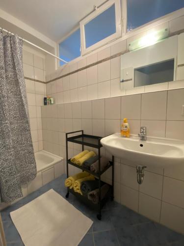 łazienka z umywalką, toaletą i wanną w obiekcie Ferienwohnung Brötzingen im 4. OG w mieście Pforzheim