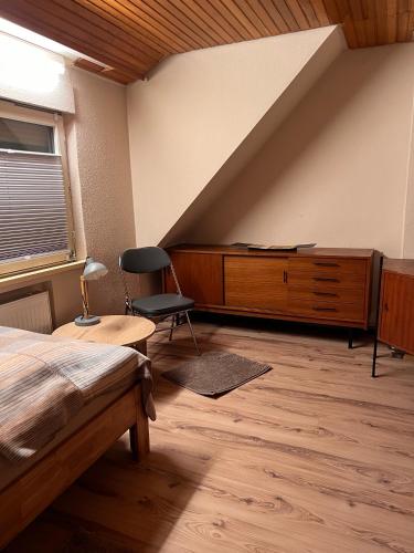 a bedroom with a bed and a desk and a chair at Monteur- und Gästehaus am Brückchen mit All Inklusive Nutzung in Idar-Oberstein