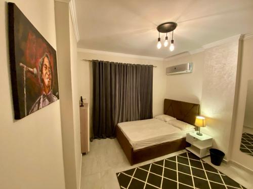 מיטה או מיטות בחדר ב-Cozy 2BR Apartment in Maadi