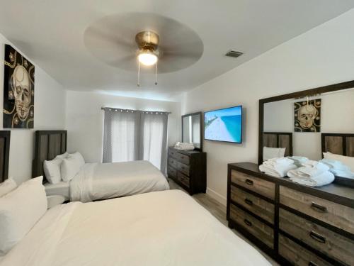 een slaapkamer met 2 bedden en een plafondventilator bij Designer House 3 Bed King Bed Close to South Beach in Miami
