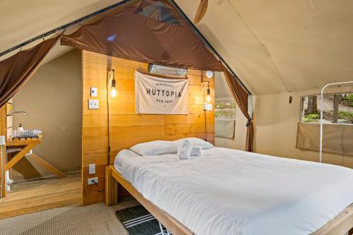 a bedroom with a bed in a tent at Huttopia Lake George - Adirondacks in Lake Luzerne