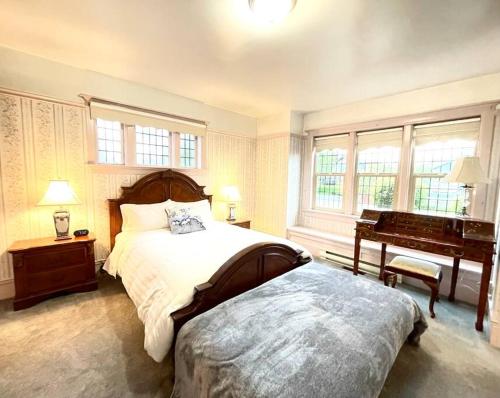 um quarto com uma cama grande e um piano em Parlor Suite in Heritage Manor, Fairfield, near DT em Victoria