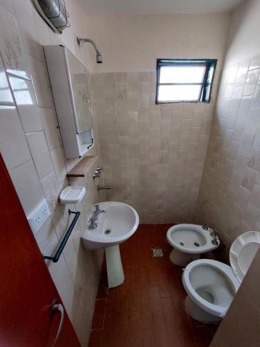 baño con 2 aseos y lavamanos en DEPARTAMENTO PRIVADO CON PILETA en Villa Carlos Paz