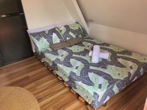 Cama pequeña en habitación pequeña con colcha de camuflaje en Hardin De Marbella en El Nido