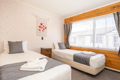 Katil atau katil-katil dalam bilik di Tudor Park Motel Spacious with kitchens 1 minute walk to restaurant and shopping centre and Gisborne Hospital