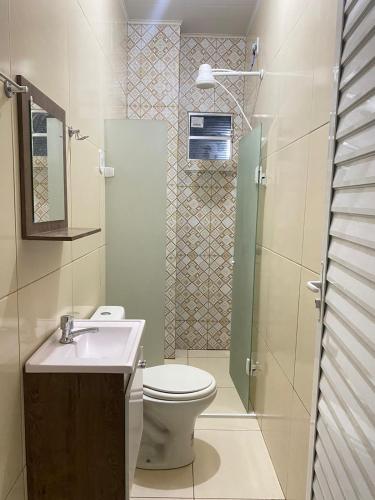 uma casa de banho com um WC, um lavatório e um chuveiro em FLATS VALLE DEL SOL em Japaratinga