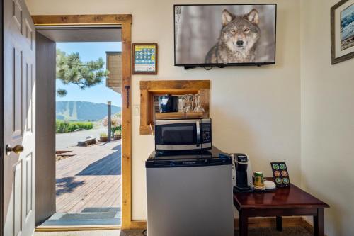 una foto di un cane sul muro accanto a un forno a microonde di Elk Refuge Inn a Jackson