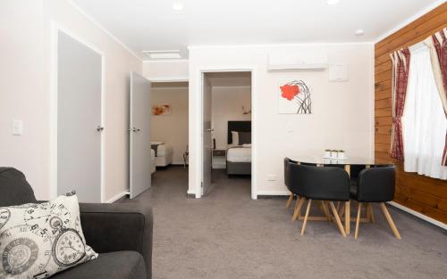 Ruang duduk di Tudor Park Motel Spacious with kitchens 1 minute walk to restaurant and shopping centre and Gisborne Hospital