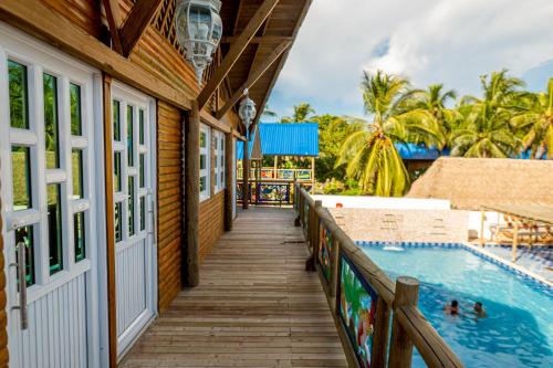 un paseo marítimo que conduce a la piscina de un complejo en Hotel Isla Lizamar, en Isla Grande