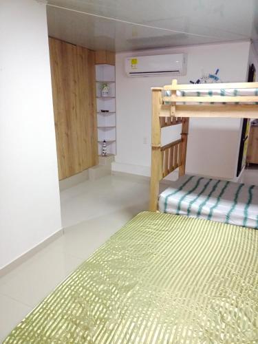 1 dormitorio con 1 litera en una habitación en Roatán, en Gaira