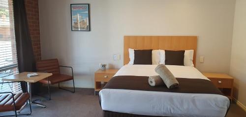 Postel nebo postele na pokoji v ubytování Golden Reef Motor Inn