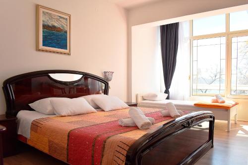 - une chambre avec un grand lit et une fenêtre dans l'établissement Rooms by the sea Zadar - Diklo, Zadar - 16023, à Zadar
