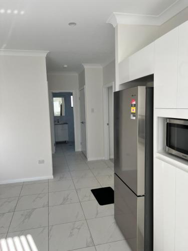 Una cocina o cocineta en Fragrant Home-68A Brand New 2 rooms House with beautiful private garden and entrance,5G wifi