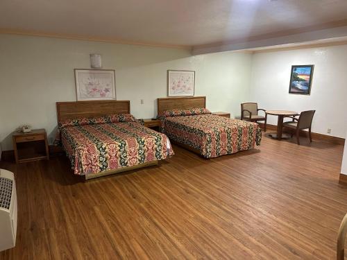 מיטה או מיטות בחדר ב-Plaza Inn Motel - Los Angeles area
