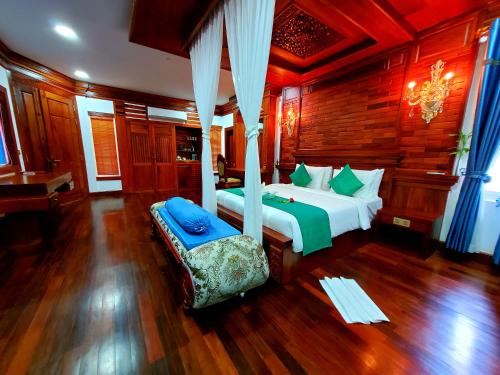 ein Schlafzimmer mit einem Bett und einem Stuhl darin in der Unterkunft Try Palace Resort Sihanoukville in Sihanoukville