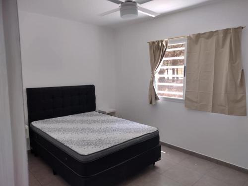 1 cama en una habitación con ventana en Juansa del mar en La Lucila del Mar