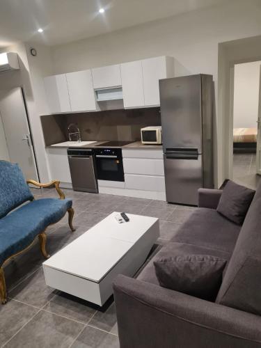 - une cuisine avec un canapé et une table dans le salon dans l'établissement Le Cedre Bleu, à Nice