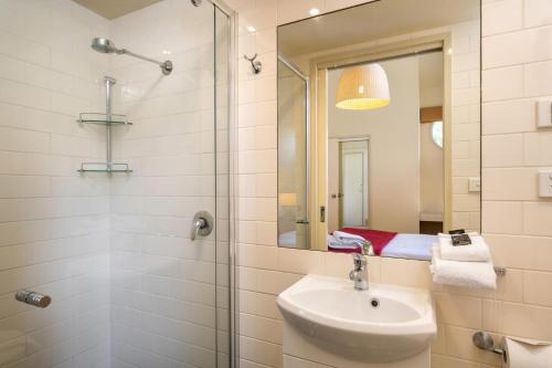 Ένα μπάνιο στο Aspect 5 Chalet a stones throw from all Thredbo has to offer