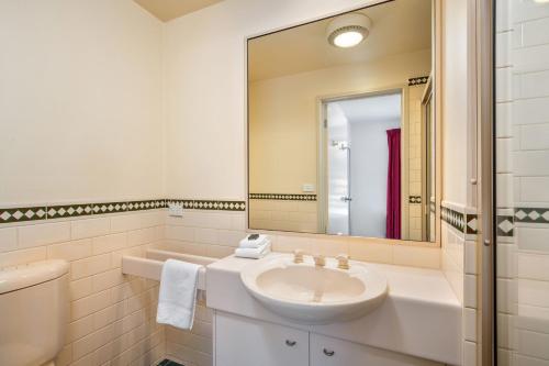 Ένα μπάνιο στο Aspect 5 Chalet a stones throw from all Thredbo has to offer