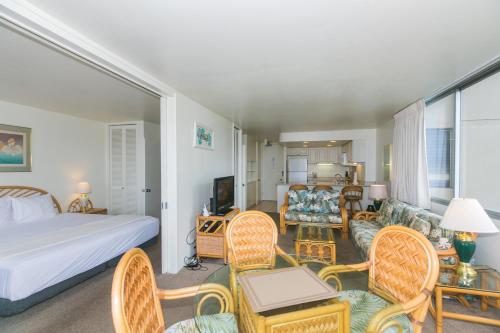 - une chambre avec un lit et un salon dans l'établissement Ilikai Marina 380 Yacht Harbor View 1BR, à Honolulu