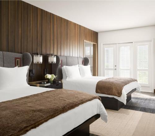 two beds in a hotel room with two beds sidx sidx sidx at The Estate Yountville in Yountville