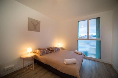 une chambre avec un lit avec deux lampes et une fenêtre dans l'établissement Fully equipped apartment balcony sleeps 7 wifi, à Marseille