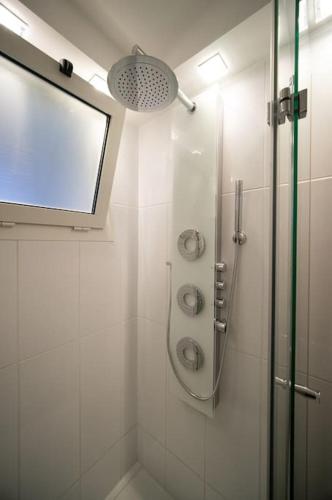 Fully equipped apartment balcony sleeps 7 wifi