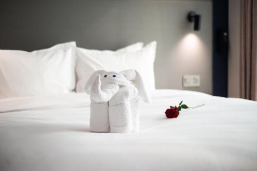 a white towel elephant sitting on top of a bed at Holiday Inn Express Taian City Center by IHG in Tai'an
