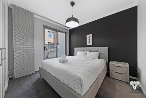 Postel nebo postele na pokoji v ubytování KozyGuru | Ryde | Cosy 2Bed Apt | Free Parking