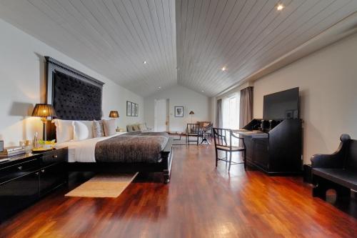 ein Hotelzimmer mit einem Bett, einem Schreibtisch und einem Sofa in der Unterkunft W15 Hanthana Estate Kandy in Kandy