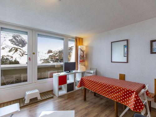 une chambre avec une table et une fenêtre dans l'établissement Studio Coquet 5 Pers, Balcon, À 80m des Pistes, Animaux Admis - FR-1-404-343, à La Mongie