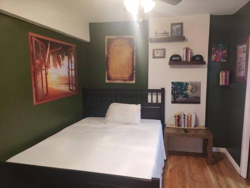 Lovely one bedroom apartment in Westchester, NY! tesisinde bir odada yatak veya yataklar