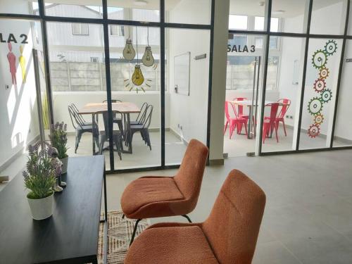 Habitación con sillas, mesa, mesa y sillas. en Departamento estudio IslaTeja en Valdivia