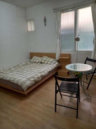 1 dormitorio con 1 cama, 1 mesa y 1 silla en Jemulpo house - Foreigner Only, en Incheon