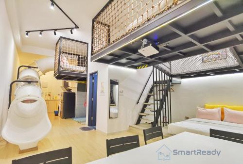 Kampong Pendas的住宿－Sunway GRID by SR Home，客房设有卫生间、床和楼梯。