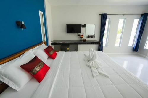 En eller flere senger på et rom på Coco Sea Bangpo Resort