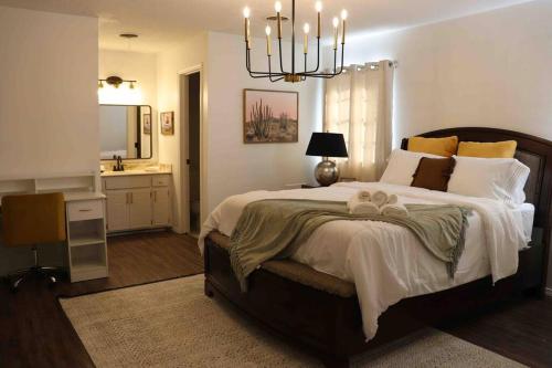 een slaapkamer met een groot bed en een kroonluchter bij By HWY, 3/2 , sleeps large group Palo Duro Fun in Amarillo